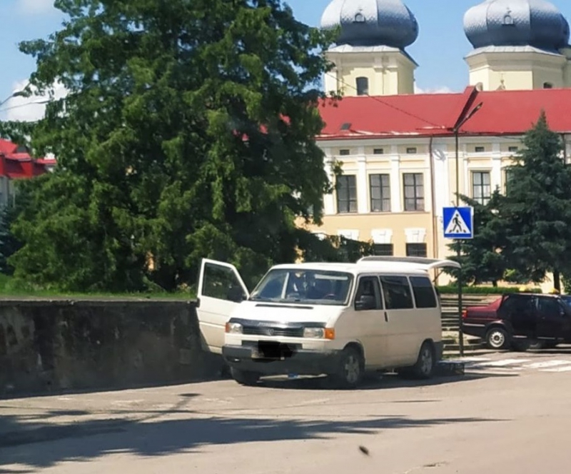 На Тернопільщині порушники правил паркування наражають на небезпеку пішоходів (фотофакт)