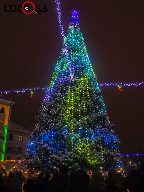 У Тернополі засяяла різдвяна красуня (відео)