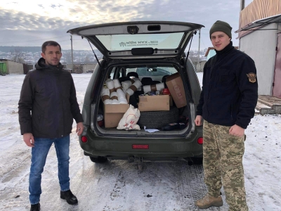 Волонтери «Української команди» зі Збаражчини передали ліки, свічки та пледи на фронт