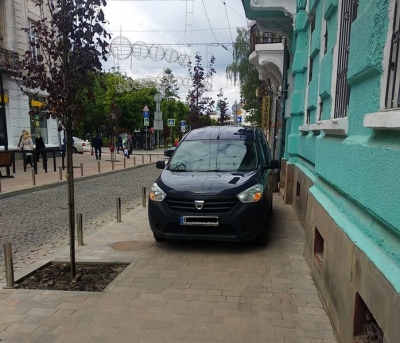 У Тернополі водій перегородив тротуар (фотофакт)