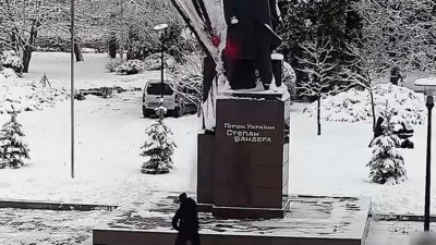 Чоловіка, який облив фарбою пам&#039;ятник Бандері у Тернополі, ув&#039;язнили на 4 роки