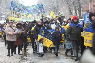 «Наші досі не вдома»: у Тернополі відбулася хода в підтримку полонених та зниклих безвісти (фоторепортаж)