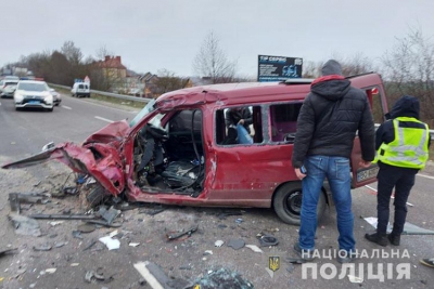 Неподалік Тернополя - смертельна ДТП: на трасі не розминулися три автомобілі та вантажівка