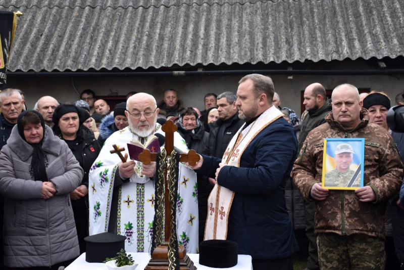 На Тернопільщині попрощалися з воїном Євгенієм Гнидкою, який загинув на війні (фото)