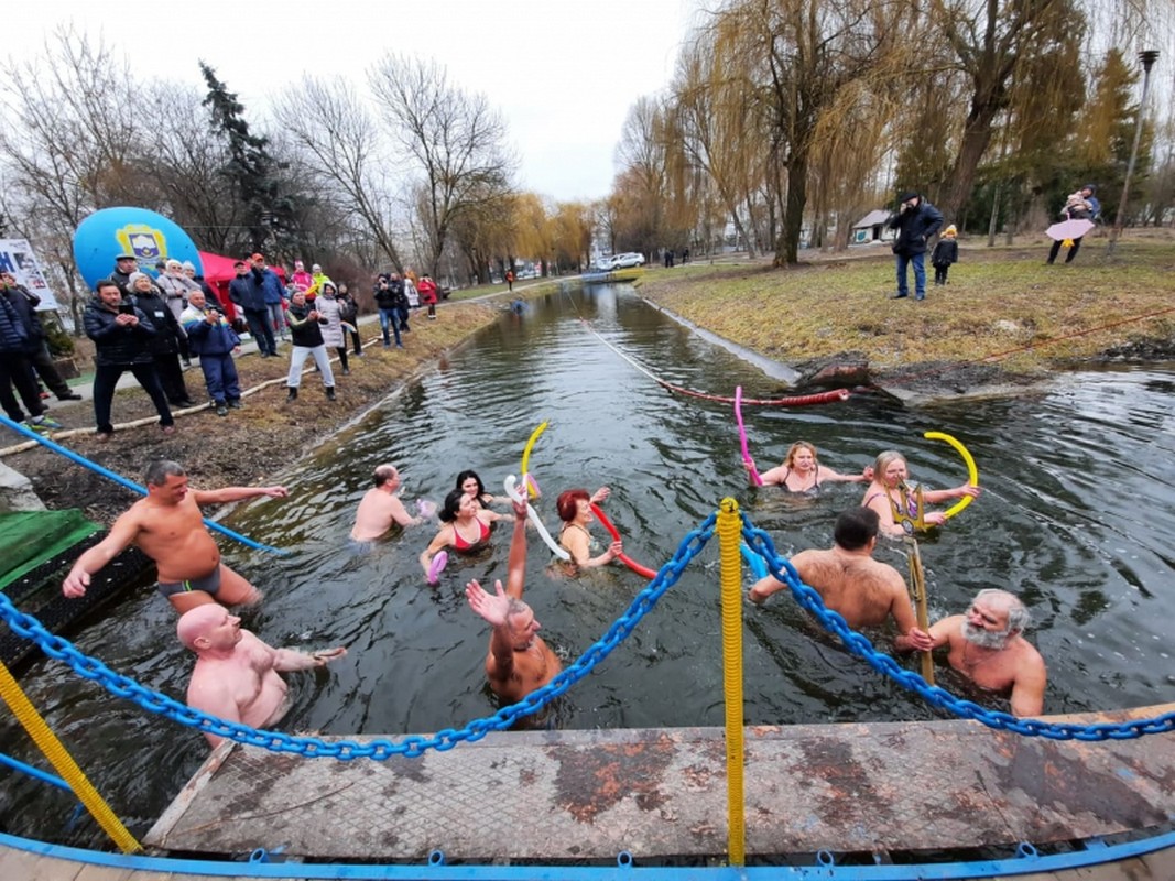 У тернопільському парку в холодну воду занурилися пів сотні «моржів» (фото)