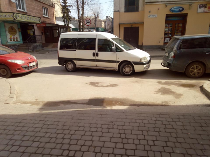 У Тернополі водій заблокував людям виїзд з двору (фотофакт)