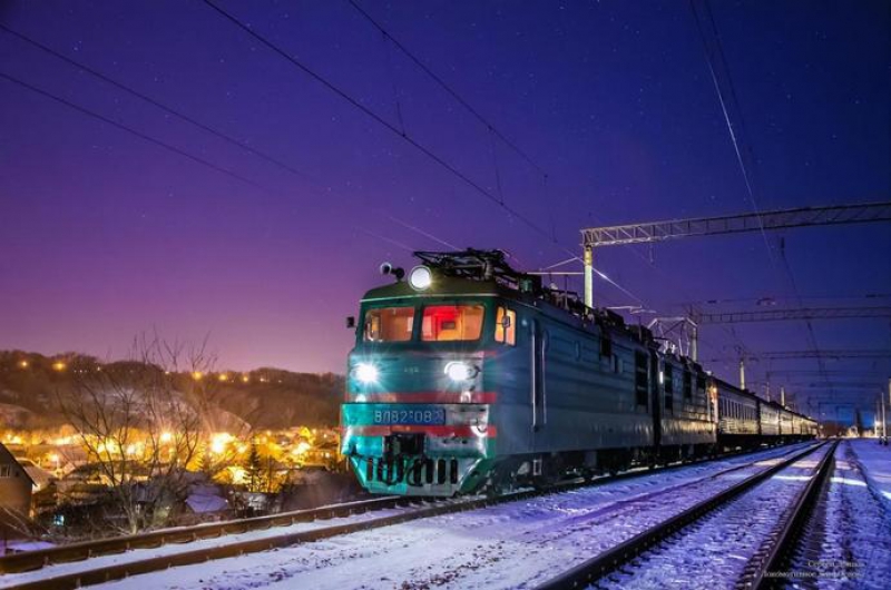 Потяг, який курсував з Рахова до Києва, застряг у полі на Тернопільщині