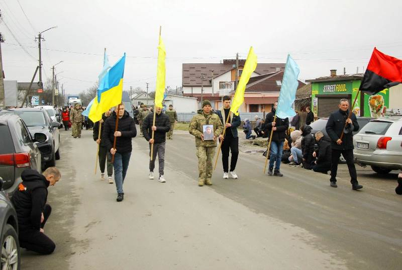 У Шумську на колінах зустріли загиблого воїна Володимира Волочнюка (фото)