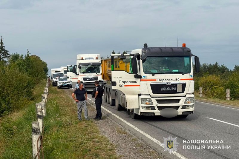 Небезпечний обгін спричинив ДТП: поблизу Колодного зіткнулися вантажівки