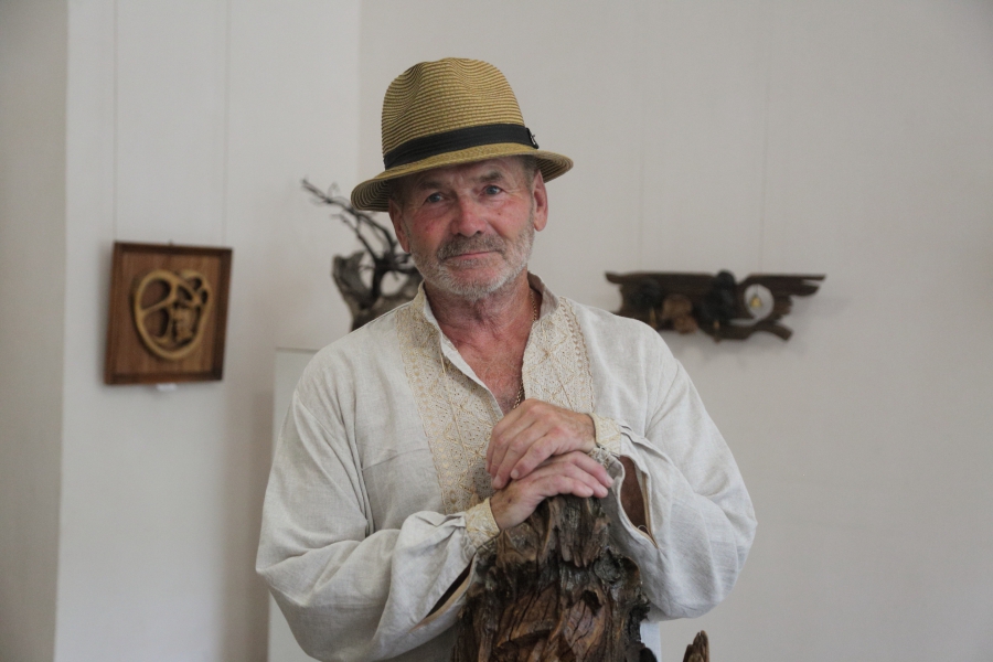 У тернопільському музеї показали роботи майстра з Чорткова, який дає деревам друге життя (фоторепортаж)