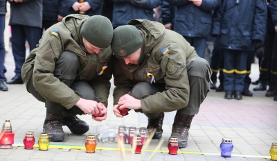 Сотні запалених свічок: на головній площі Тернополя грандіозно вшанували заморених голодом українців (фото)