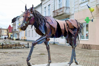 У Копичинцях встановили першу у Європі скульптуру «Мустанг» (фото)