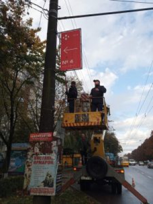 У Тернополі з електроопор демонтували рекламні конструкції