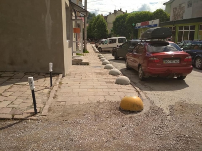 У місті на Тернопільщині на тротуарі встановили обмежувачі руху