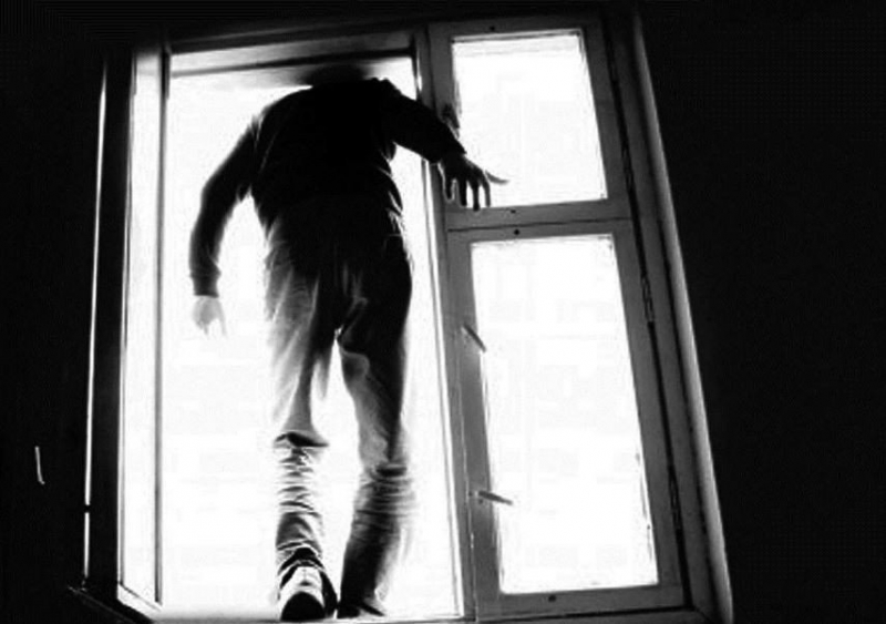 У Тернополі чоловік хотів вистрибнути з 9-го поверху