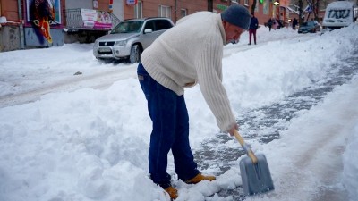 Керівник тернопільської «Свободи» Володимир Стаюра разом із «сокільцями» взявся за прибирання снігу (фото)