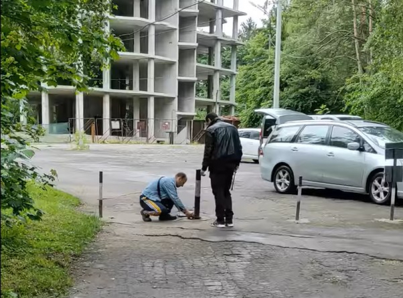 У тернопільському парку відкрутили обмежувачі руху