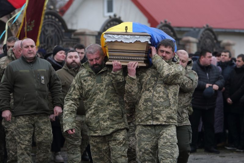 У селі Васильківці сотні людей попрощалися з командиром Михайлом Ковалем, який загинув на війні (фоторепортаж)