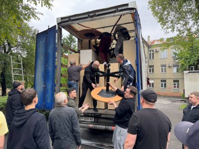Тернопільський центр крові отримав 300 одиниць меблів від благодійників з Німеччини (фото)
