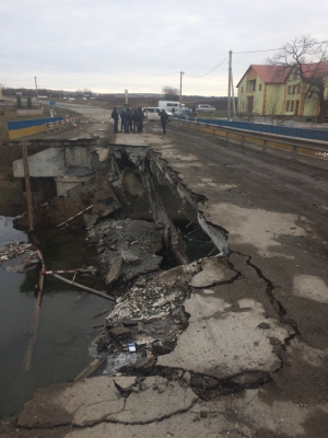 У Тернопільській області обвалився міст, який з&#039;єднував Заліщицький та Борщівський райони