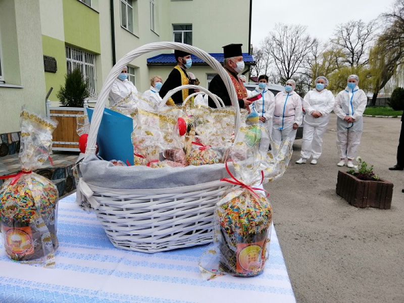 Медикам Тернопільщини передали великодні кошики