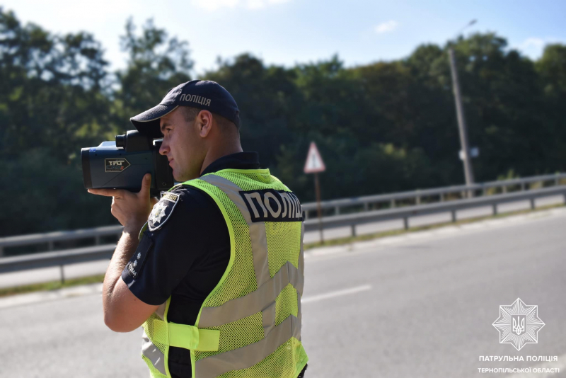 На Тернопільщині поліцейські контролюють дотримання швидкісного режиму водіями