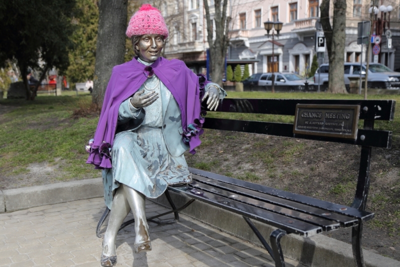 У центрі Тернополя відому скульптуру одягнули в шапку та накидку (фотофакт)