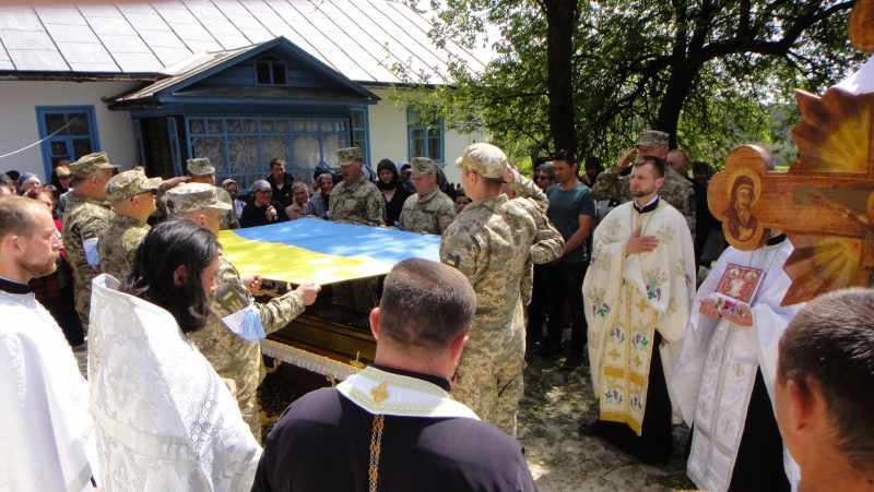 У громаді на Тернопільщині попрощалися з полеглим воїном Андрієм Панасюком