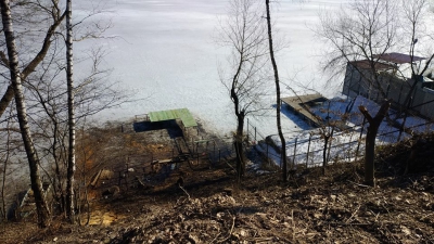 На Тернопільському ставі чоловік виявив самовільно встановлені палі (фотофакт)