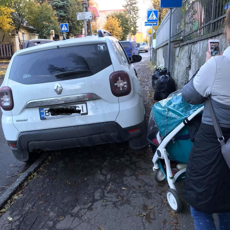 У Тернополі водій перегородив автівкою тротуар (фотофакт)