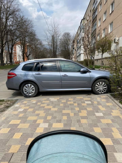 У Тернополі водій повністю заблокував тротуар (фото)