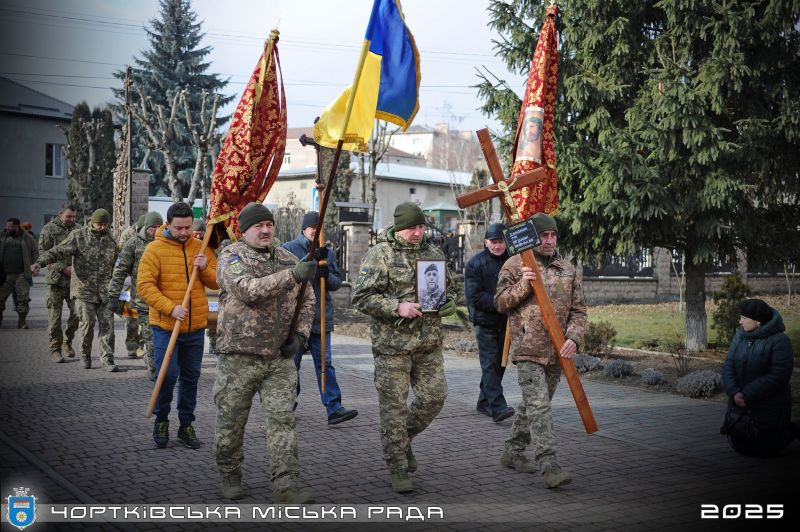 У Чорткові на колінах зустріли тіло полеглого на війні Ігоря Данилишина (фото)