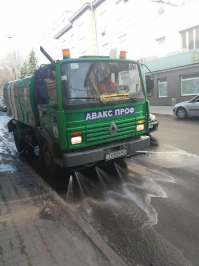 На вулиці Тернополя вже виїхала поливальна машина