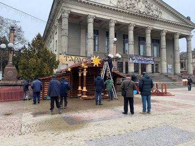 У центрі Тернополя демонтують Різдвяну шопку (фотофакт)