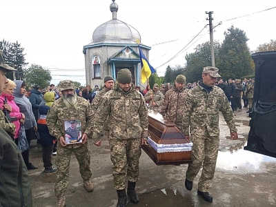 У громаді на Тернопільщині люди на колінах зустріли полеглого Героя