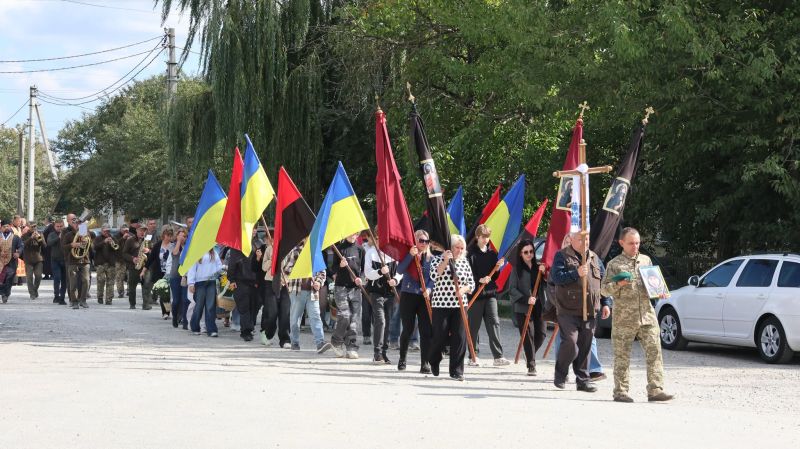 Бучацька громада провела в останню земну дорогу Героя Володимира Бека