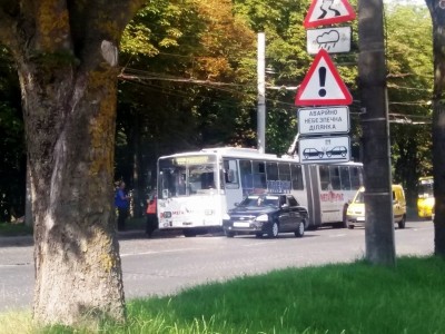У Тернополі тролейбус знову зламався на ходу (фотофакт)