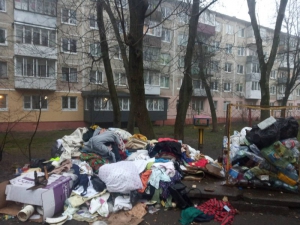 Після смерті хворої на коронавірус тернополянки спадкоємці викинули все з її квартири просто на вулицю