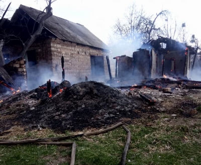 У селі на Тернопільщині згорів будинок, люди просять допомогти (фото)