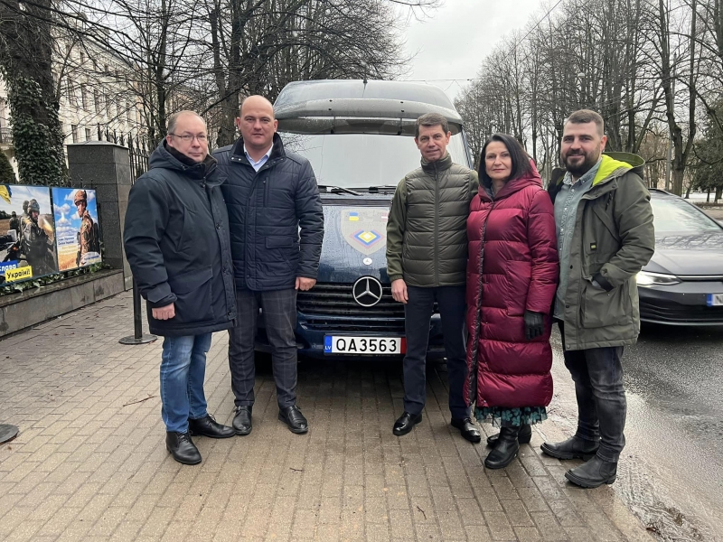 Латвія передала пасажирський бус та іншу гуманітарну допомогу громаді на Тернопільщині