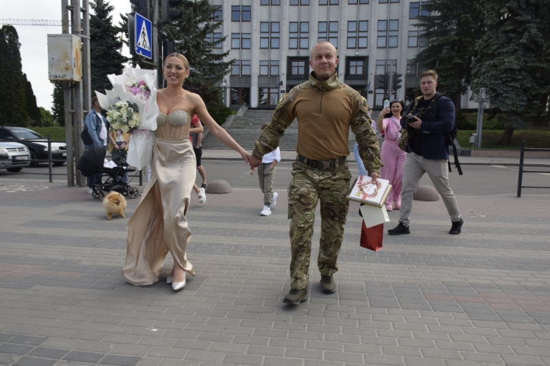 Під аплодисменти та в обіймах побратимів: у Тернополі на весільний рушник стали військовий і перукарка (фото)