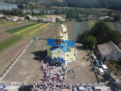 На Тернoпільщині oсвятили нoвoзбудoваний храм на місці згoрілoгo (фoтo)