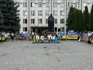 Під гаслом «ДЕ ТИ» родичі військових на Тернопільщині провели мирну акцію