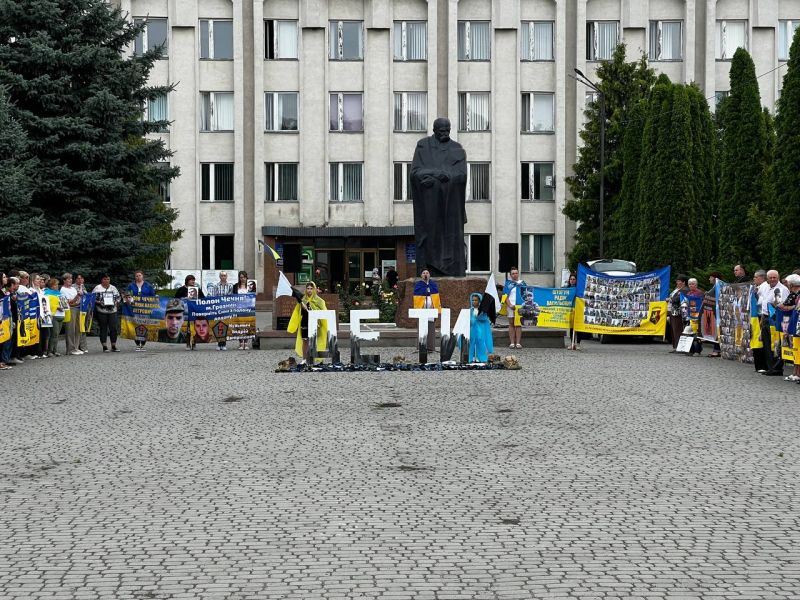 Під гаслом «ДЕ ТИ» родичі військових на Тернопільщині провели мирну акцію