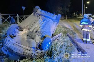Від удару легковик злетів у кювет та перевернувся: у ДТП на Тернопільщині постражав 23-річний хлопець