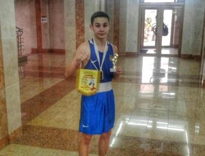 На Рівненщині тернопільський боксер Назар Кордупель виборов золото у ваговій категорії 48 кг