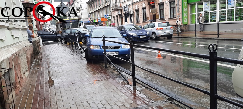 У центрі Тернополя водій збив огорожу (фотофакт)
