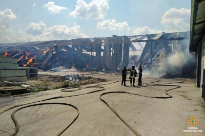 На Тернопільщині - масштабна пожежа на території агрофірми (фото)