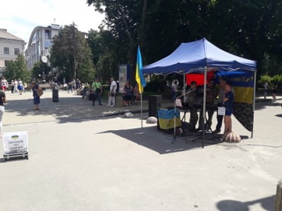 Благодійна пісня: у центрі Тернополя збирають гроші для учасників бойових дій