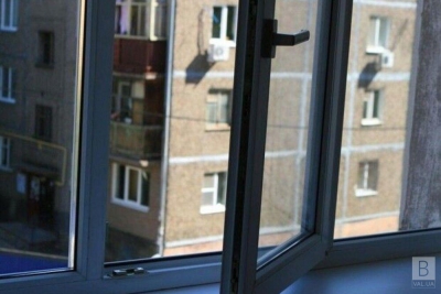 На Тернопільщині чоловік випав з вікна третього поверху